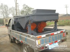 <b>帶料斗直線振動篩發貨</b>