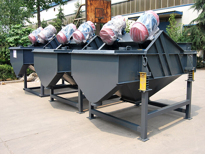 方形直線振動篩是以輕型多一些，所以針對該產品主要適用一些小顆粒比重較小的物料。